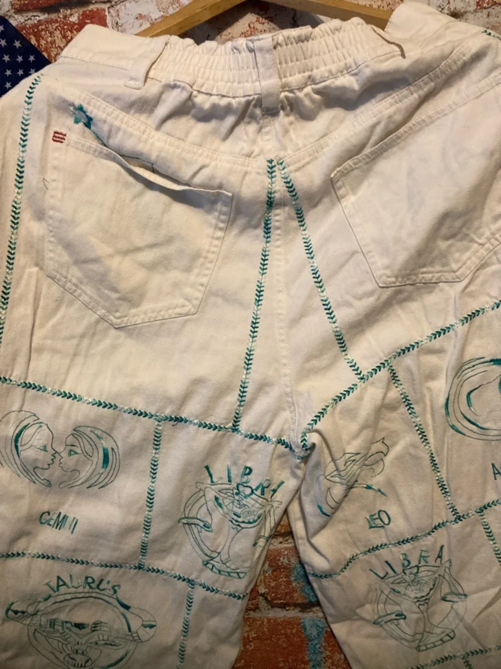 Urban Outfitters Cream Capris with Teal Graphic Print - Picture 8 of 11